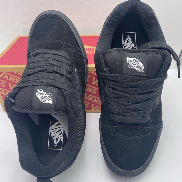 Vans Men's Black Suede Knu Skool
Black/Black
VN0009QCBKA Sneakers - Picture 9 of 16